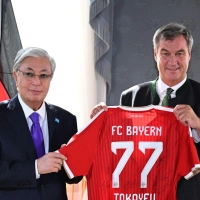 Ein Trikot als Geschenk: Markus Söder empfängt den Präsidenten Kasachstans. (Foto: Felix Hörhager/dpa)