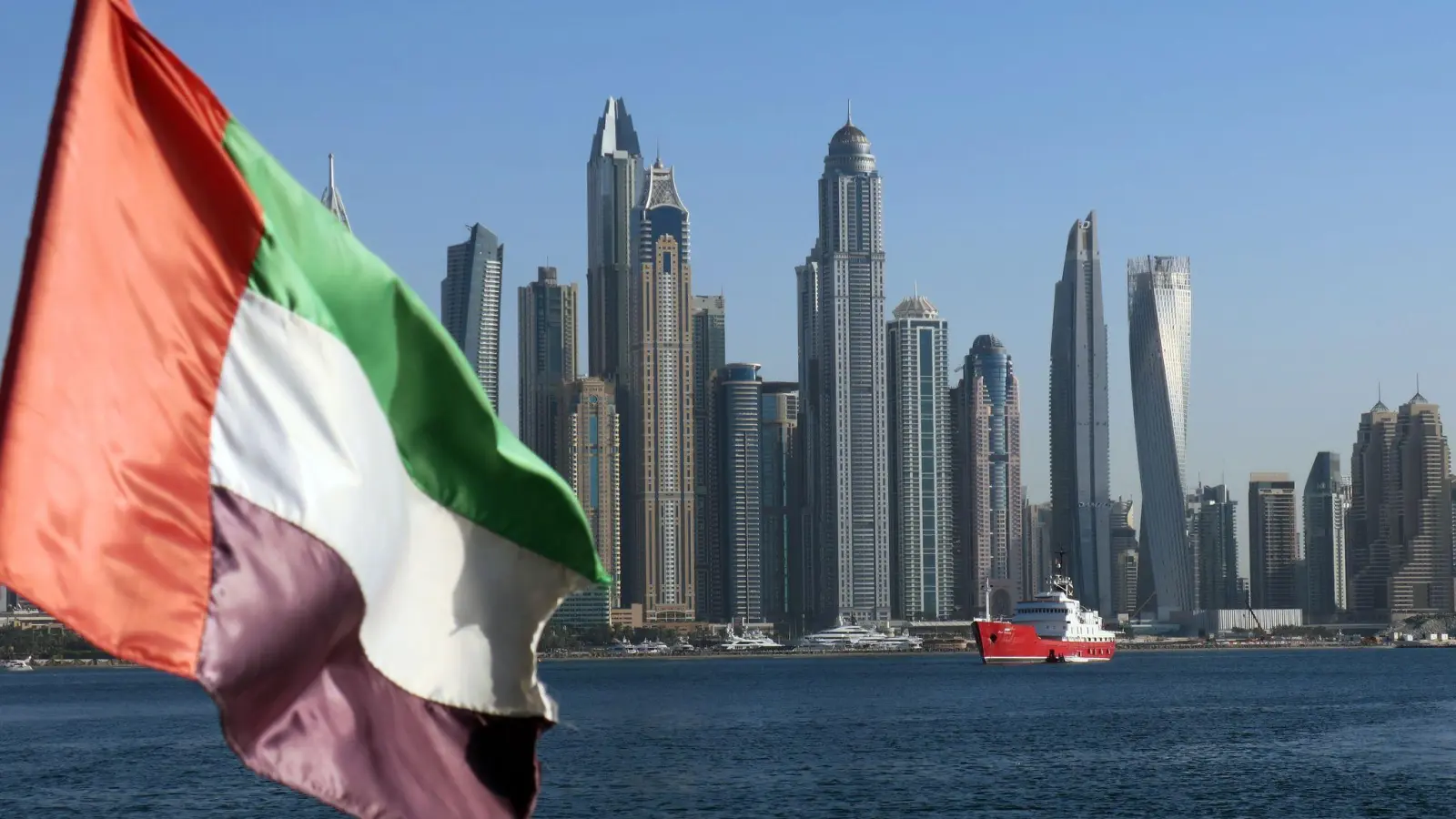 Gestrichene Flüge und lange Wartezeiten belasten Dubai-Rückreisende: Urlauber mussten teils selbst Ersatzflüge buchen oder stundenlang am Flughafen ausharren. (Foto: Andrea Warnecke/dpa-tmn)