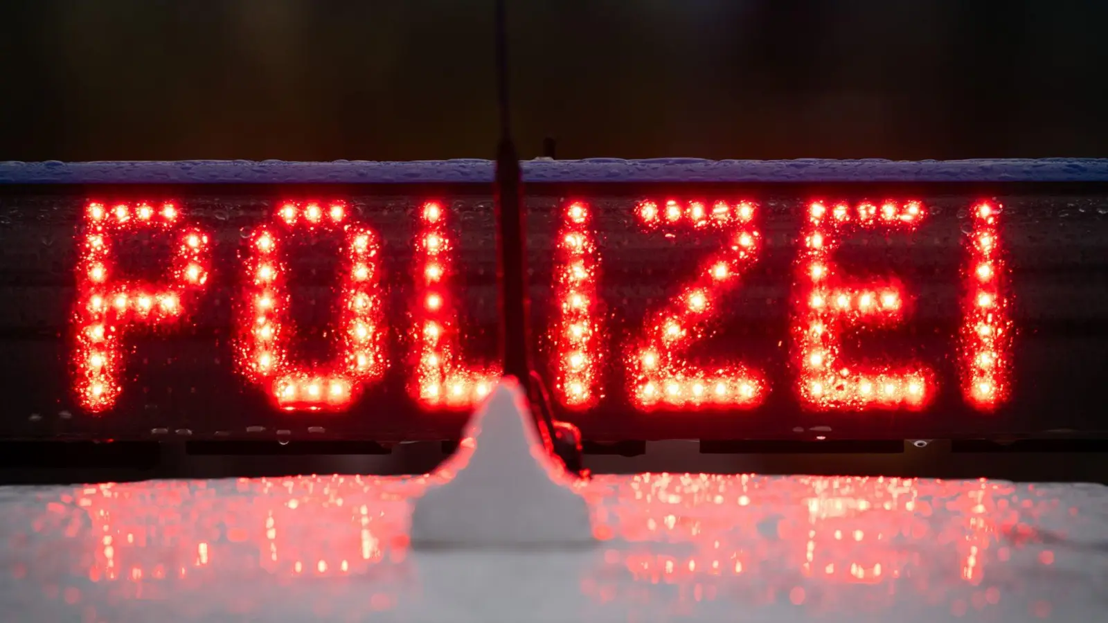 Eine Polizeistreife wollten zwei Frauen auf der A6 täuschen.  (Symbolbild: Soeren Stache/dpa)