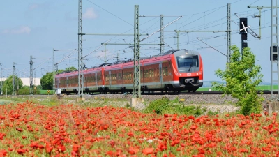 Ein Regionalexpress des RE10 bei Iphofen: Die Züge von Nürnberg nach Würzburg fahren derzeit nur bis Kitzingen. (Archivbild: Johannes Hirschlach)