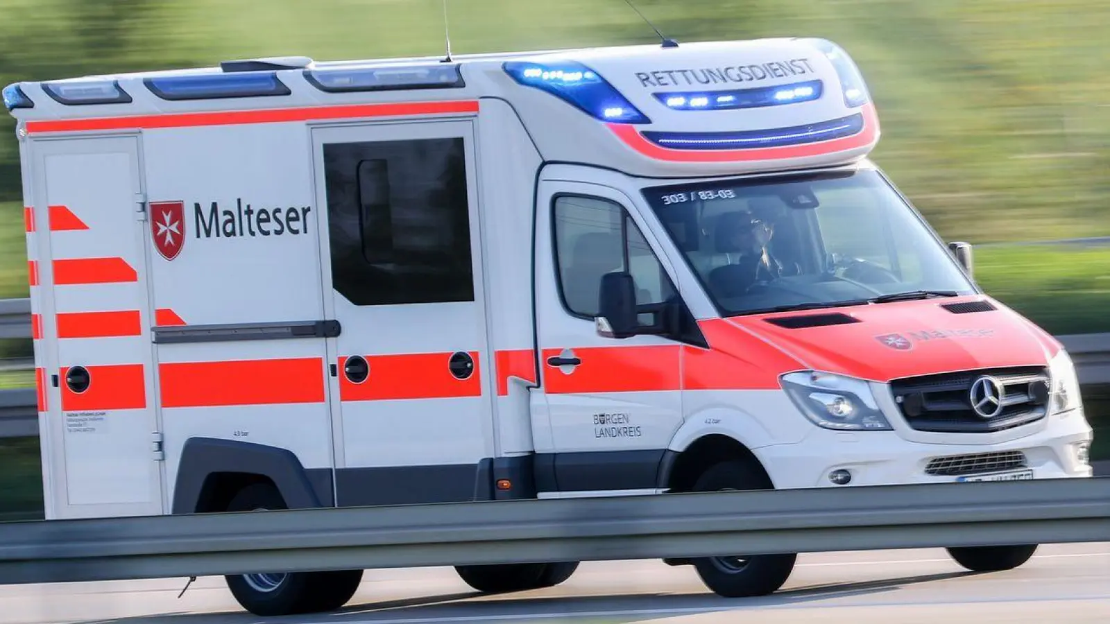 Ein Rettungswagen musste ausrücken, um die beiden Kontrahenten zu verarzten. (Symbolbild) (Foto: Jan Woitas/dpa-Zentralbild/dpa)