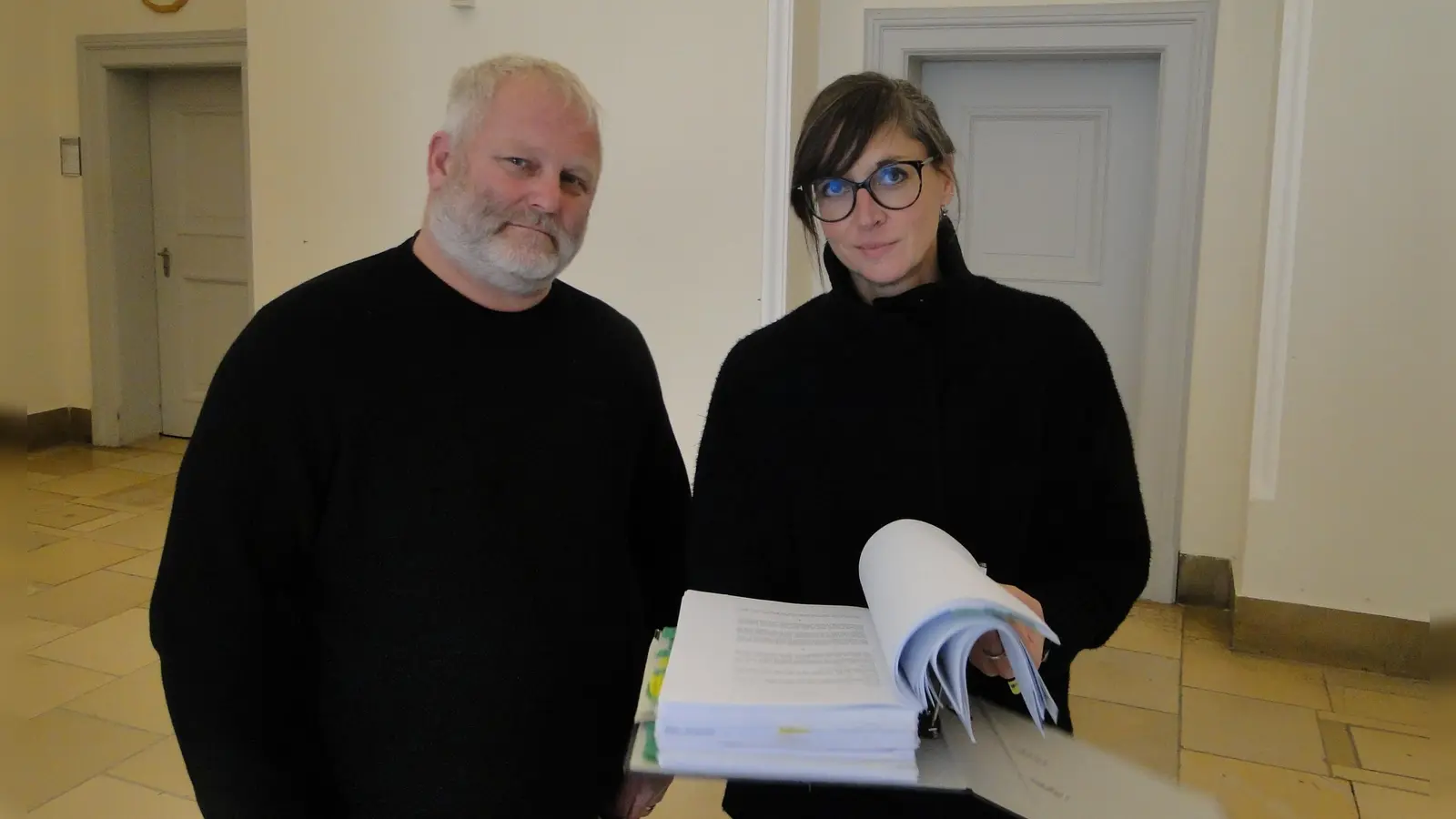 Er klagt wegen der PFC-Verseuchung seines Brunnens gegen die Bundesrepublik Deutschland: Jürgen Wolf vor der Verhandlung beim OLG mit seiner Anwältin Dr. Sylvia Meyerhuber. (Foto: Winfried Vennemann)
