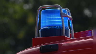 Ein Blaulicht leuchtet auf dem Dach eines Einsatzfahrzeugs der Feuerwehr. (Foto: Robert Michael/dpa-Zentralbild/ZB/Symbolbild)