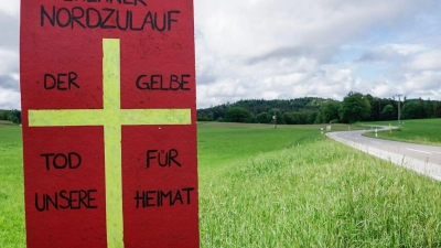 Ein Protestschild mit der Aufschrift „Brenner Nordzulauf - Der gelbe Tod für unsere Heimat“ einer Bürgerinitiative steht auf einer Wiese der geplanten Bahntrasse. (Foto: Uwe Lein/dpa)