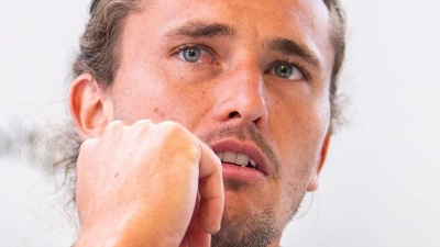 Alexander Zverev spricht vor seinem ersten Auftritt beim Rasenturnier in Halle/Westfalen (Foto: David Inderlied/dpa)