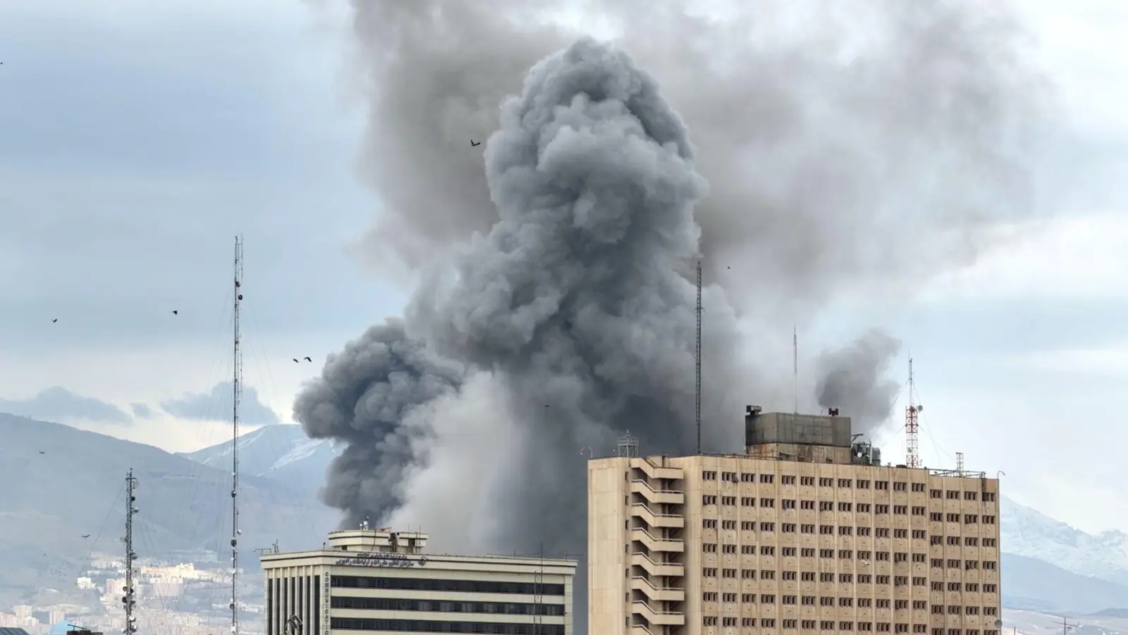 Die israelische Armee hatte Einwohner eines Stadtteils von Teheran zur sofortigen Flucht aufgerufen. (Foto: Mohsen Ganji/AP/dpa)