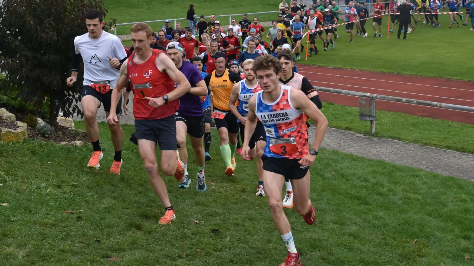 Beim Start schon vorneweg: der spätere Sieger Bastian Frisch (rechts) und der Zweitplatzierte Oliver Tzschoppe (Mitte). (Foto: Jörg Behrendt)