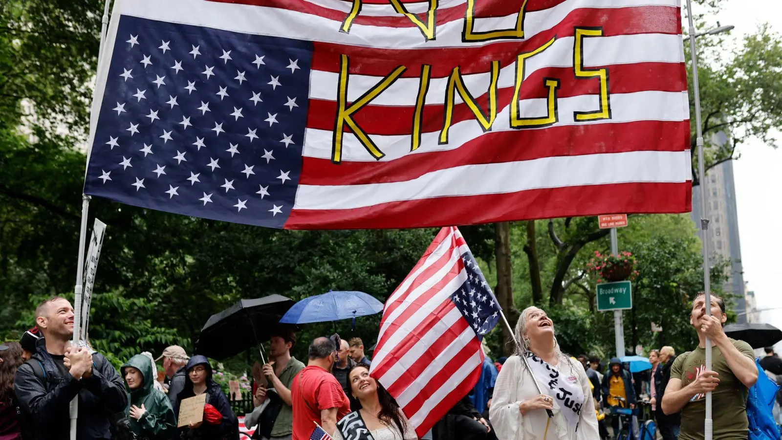 „No Kings“ (Keine Könige) war das übergreifende Motto der Proteste.  (Foto: Stefan Jeremiah/AP/dpa)