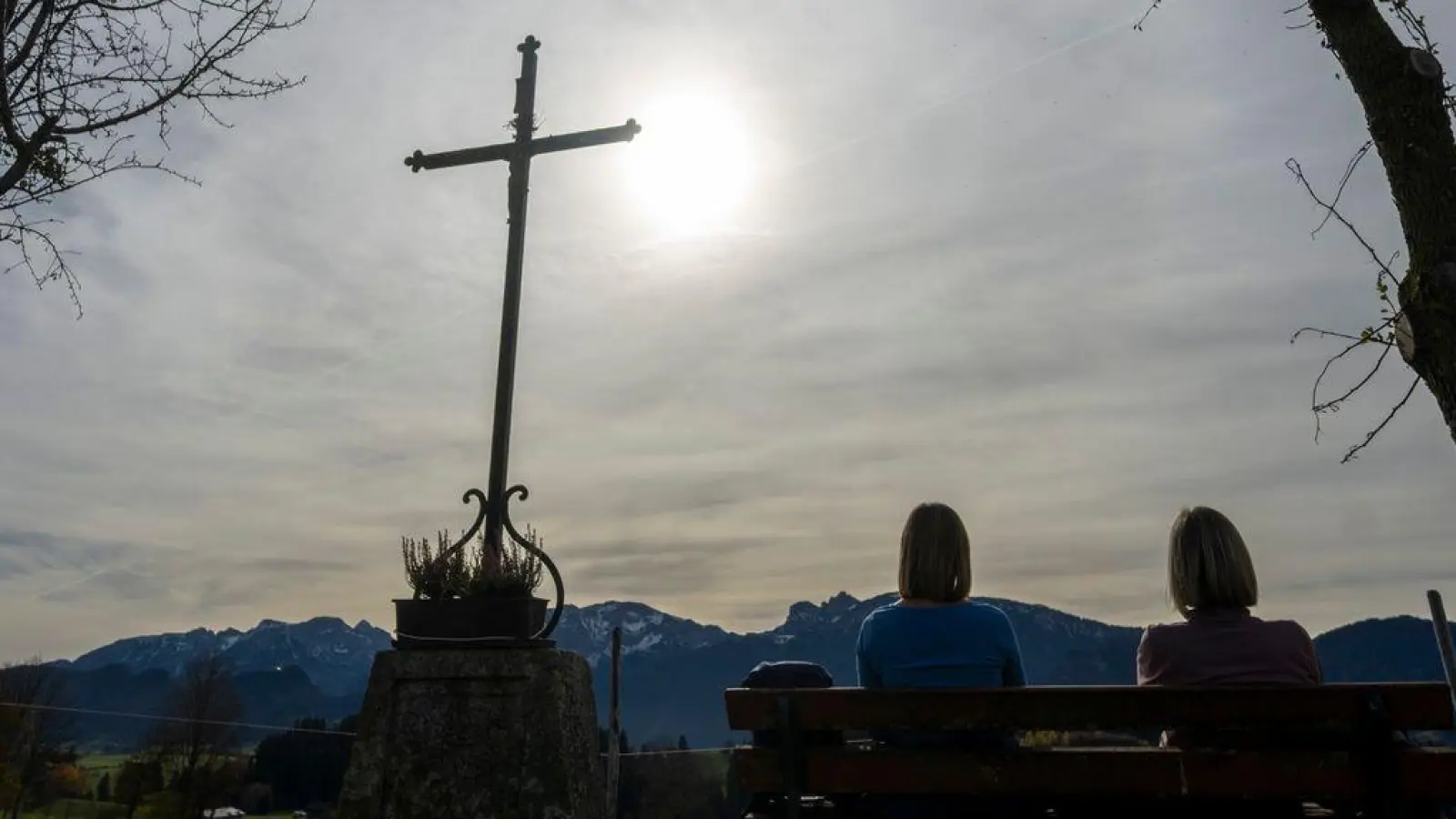 Auf recht viel Sonne können sich die Menschen in Bayern freuen. (Archivbild) (Foto: Stefan Puchner/dpa)