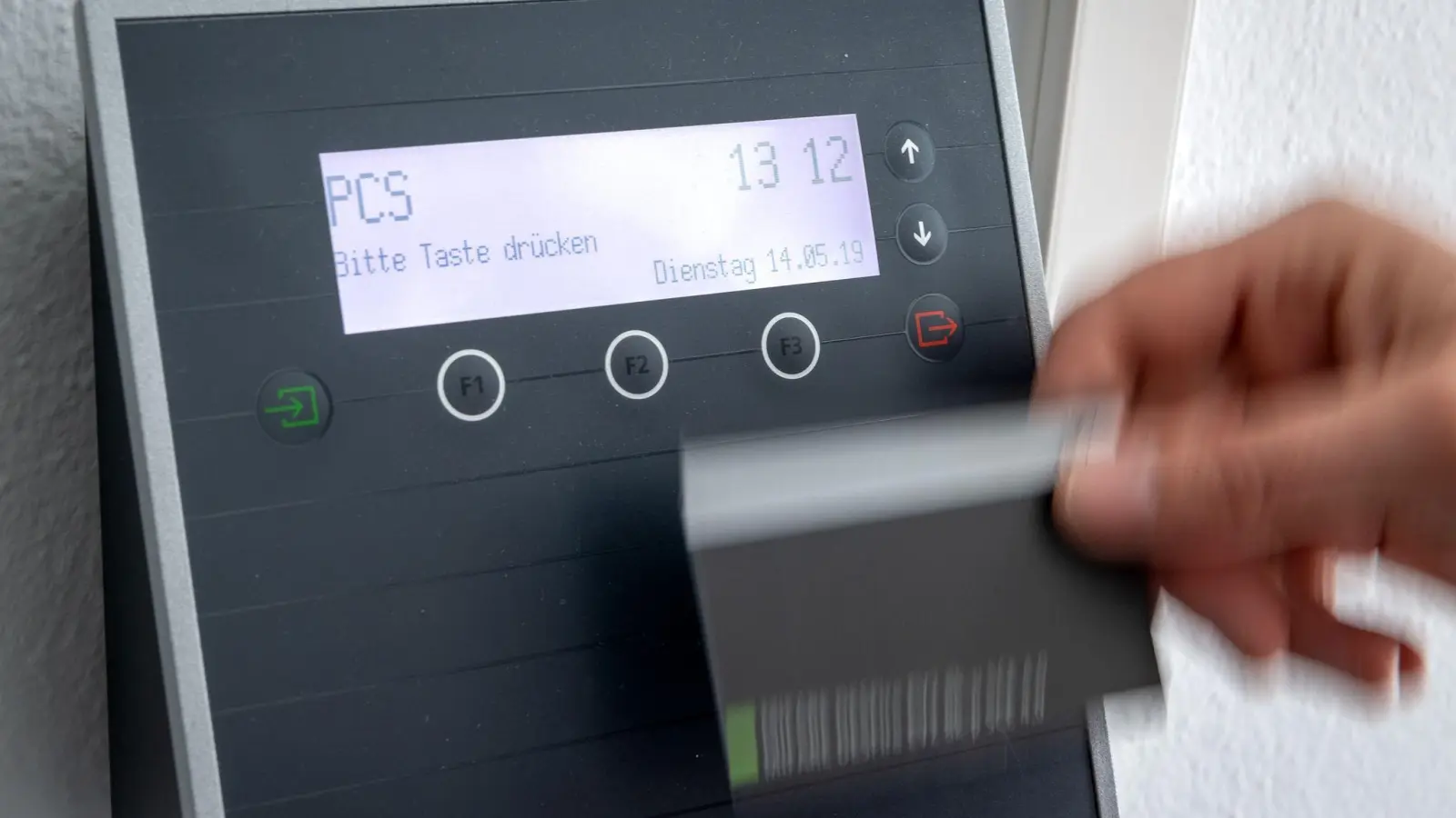 Stechuhr, Karte, App - zur Zeiterfassung gibt viele Möglichkeiten. (Foto: Sina Schuldt/dpa)