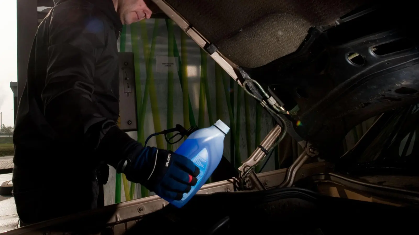 Klare Sicht fein? Jetzt noch den Frostschutz des Kühlsystems checken. (Foto: Klaus-Dietmar Gabbert/dpa-tmn)