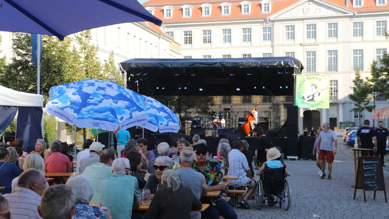 Am Samstagnachmittag füllte sich die Reitbahn. Auf der großen Bühne spielte Grandessa. (Foto: Oliver Herbst)
