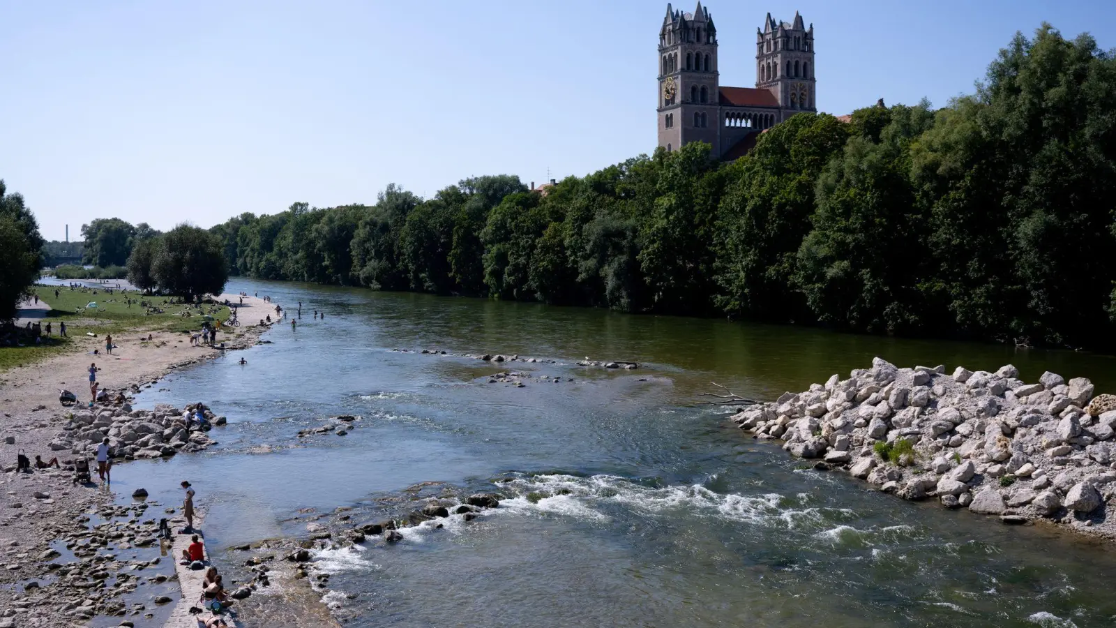 Abkühlung an heißen Tagen versprechen zum Beispiel Kirchen. (Archivbild) (Foto: Sven Hoppe/dpa)