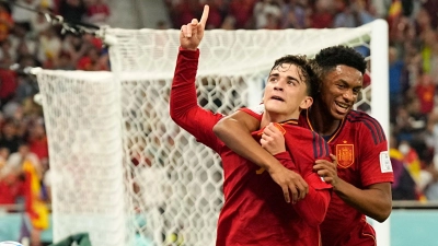 Die Spanier um Supertalent Gavi (l) überzeugten gegen Costa Rica. (Foto: Pavel Golovkin/AP/dpa)