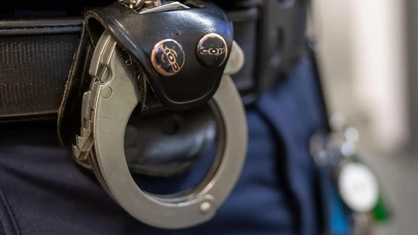 Ein Ermittlungsrichter erließ Haftbefehl gegen die beiden Verdächtigen, deren Identität zunächst nicht geklärt war. (Symbolbild) (Foto: Peter Kneffel/dpa)