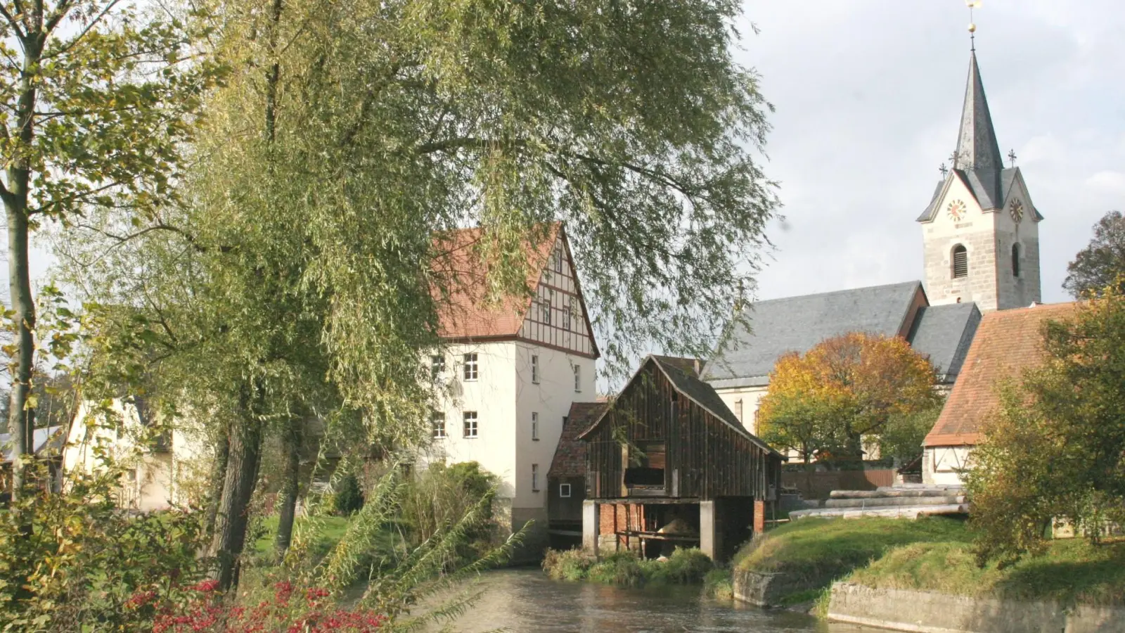 Im Diespecker Teilort Stübach treibt die Ehe in der dortigen Dorfmühle heute noch ein Sägewerk an, ehe sie unterhalb der an der Aisch liegenden Bruckenmühle in die Aisch mündet. (Foto: Wolfgang Mück)