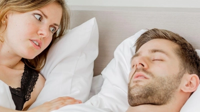 Schnarch! Auch wenn es manchmal schwer zu ertragen ist, ziehen viele Frauen den gemeinsamen Schlaf mit dem schnarchenden Partner getrennten Schlafzimmern vor.  (Foto: Monique Wüstenhagen/dpa-tmn)
