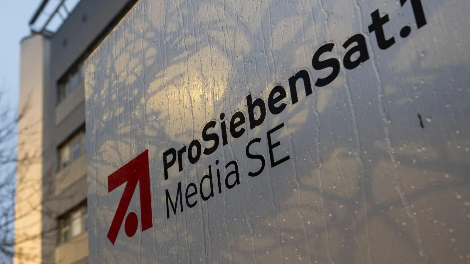 Die mögliche Übernahme von ProSiebenSat.1 durch den Berlusconi-Konzern MFE ist einer Entscheidung nahe. (Foto: Lennart Preiss/dpa)