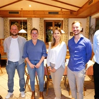 Bürgermeister Johannes Hellenschmidt (von links) mit den neu gewählten Gemeinderatsmitgliedern Julian Ströbel, Ines Zobel, Barbara Klausecker, Fabian Metzger und Matthias Zink. (Foto: Karl-Heinz Gisbertz)
