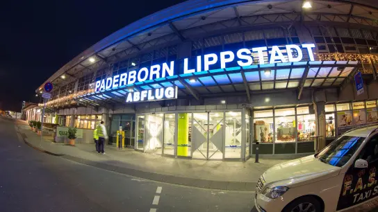 Blick auf den Eingang zur Abflughalle auf dem Flughafen Paderborn-Lippstadt in Büren (Nordrhein-Westfalen). (Foto: Friso Gentsch / dpa)