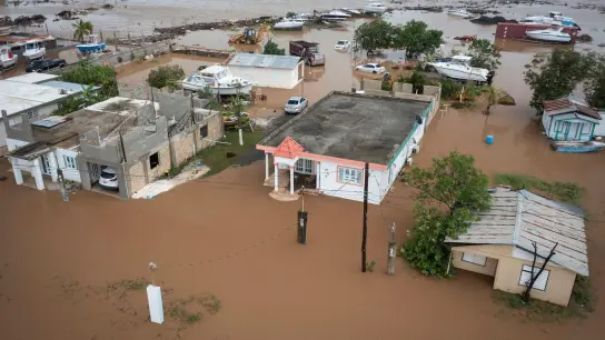Überschwemmte Häuser am Strand von Salinas in Puerto Rico, nachdem Hurrikan „Fiona“ durch das Gebiet gezogen ist. (Foto: Alejandro Granadillo/AP/dpa)