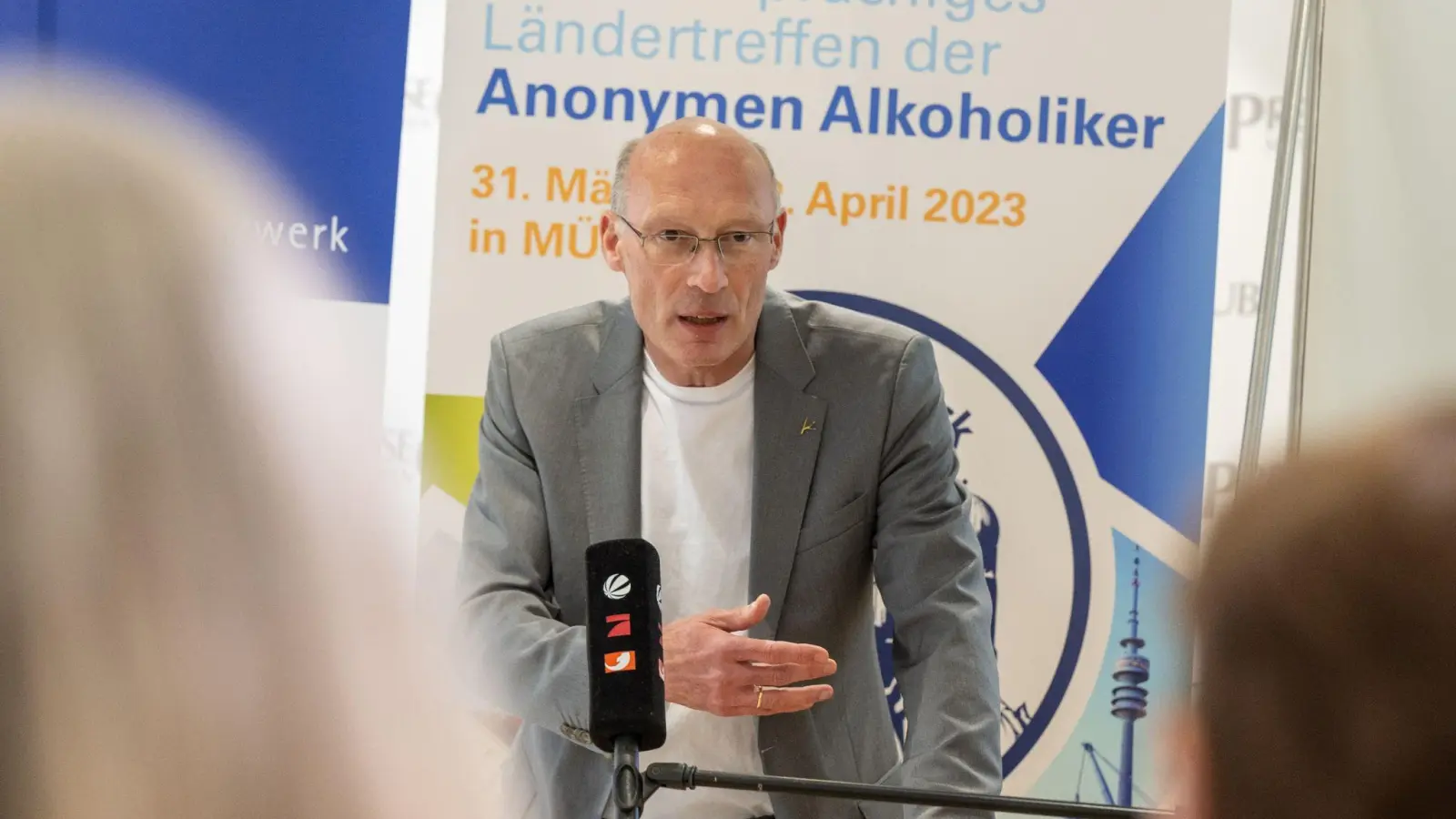 Der Arzt und Suchtmediziner Markus Backmund bei der Pressekonferenz zum 70-jährigen Bestehen der Anonymen Alkoholiker (AA). (Foto: Peter Kneffel/dpa)