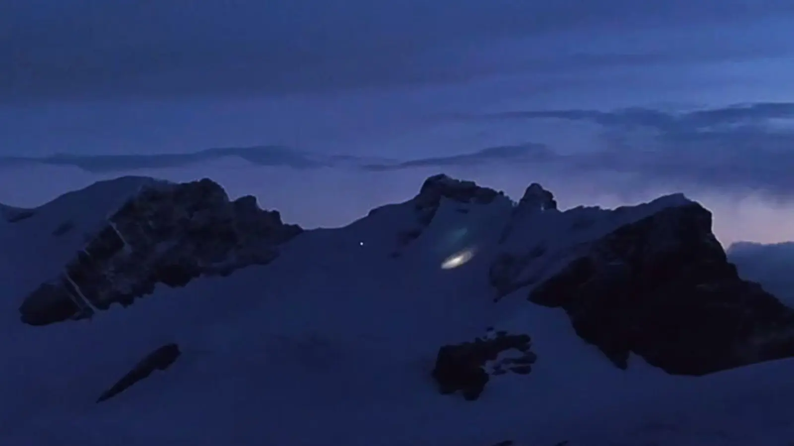 Am frühen Morgen kam ein Hubschrauber zu den Bergsteigern durch. (Foto: -/Italienische Bergwacht/dpa)