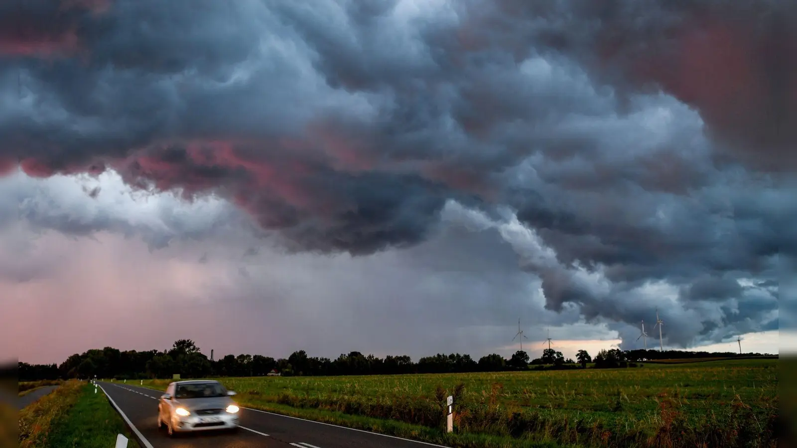 Gerade im Sommer nicht unüblich: Ein Unwetter mit Blitz und Donner naht. Im Auto ist man dabei aber zumindest vor den Auswirkungen eines Blitzschlages sehr geschützt. (Foto: Patrick Pleul/dpa/dpa-tmn)