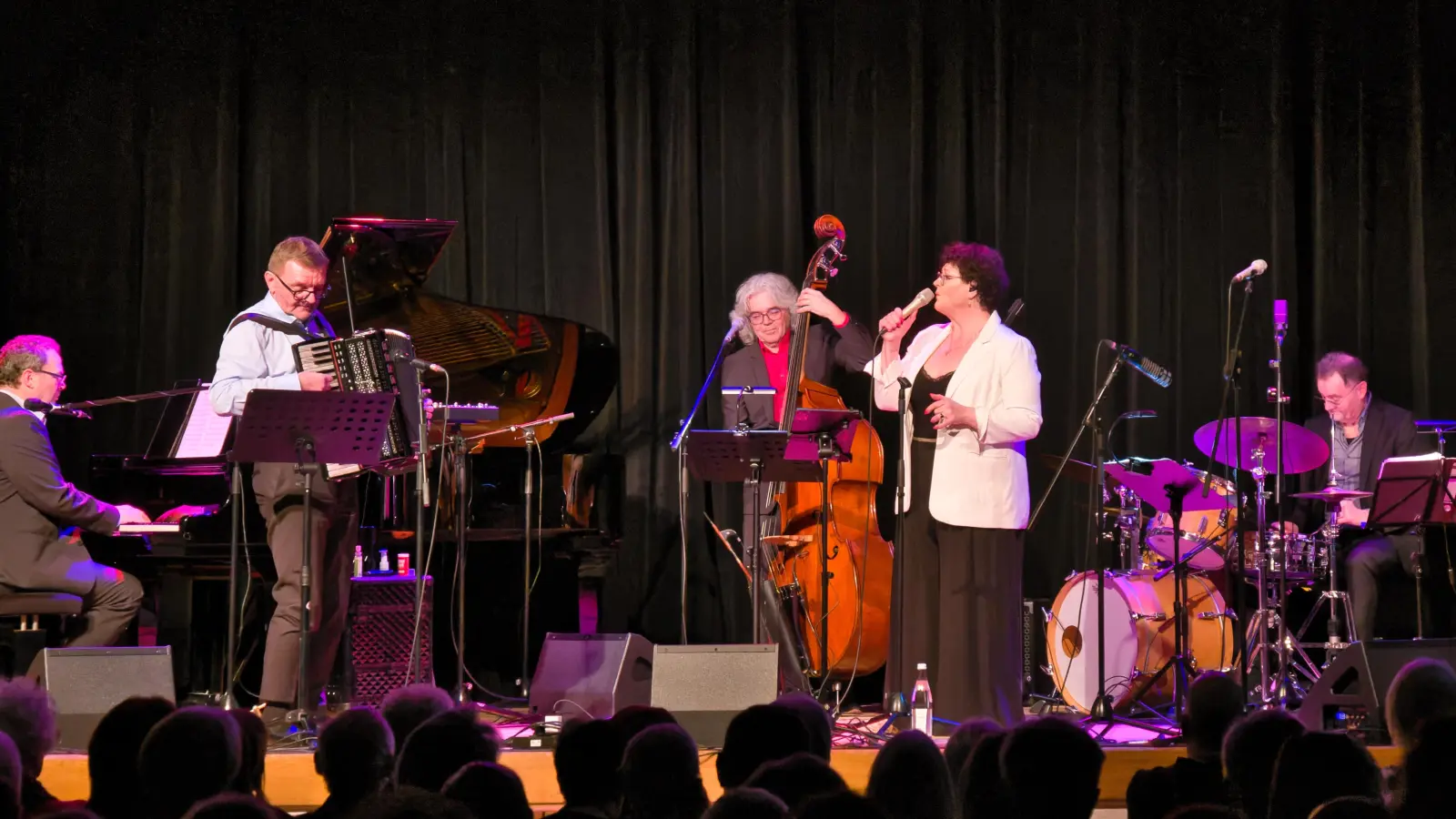 Begeisterten bei ihrem Konzert in Feuchtwangens Stadthalle Kasten: Steffi Denk und ihre „Flexible Friends”. (Foto: Martin Stumpf)