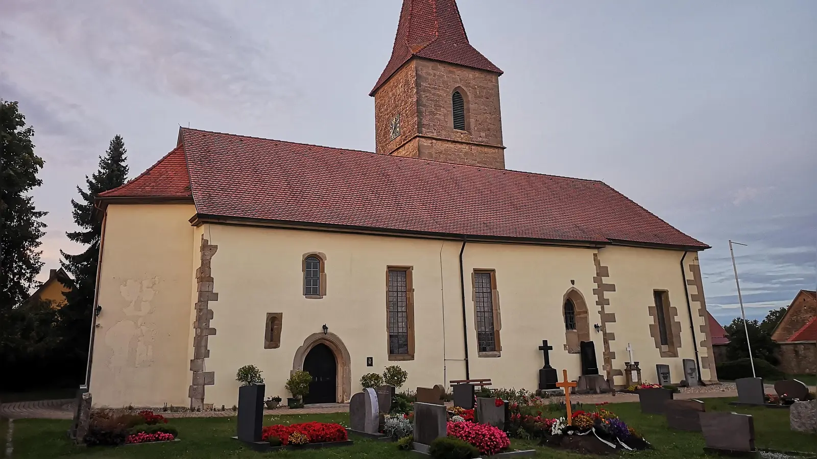 Die Andreaskirche in Leuzenbronn weist viele Besonderheiten auf. Erzählt wird davon auf Wunsch bei speziellen Führungen, die dort Ulrike Ströbel anbietet. Dem Gotteshaus ist in der neuen Broschüre ein Eintrag gewidmet. (Foto: Jürgen Binder)