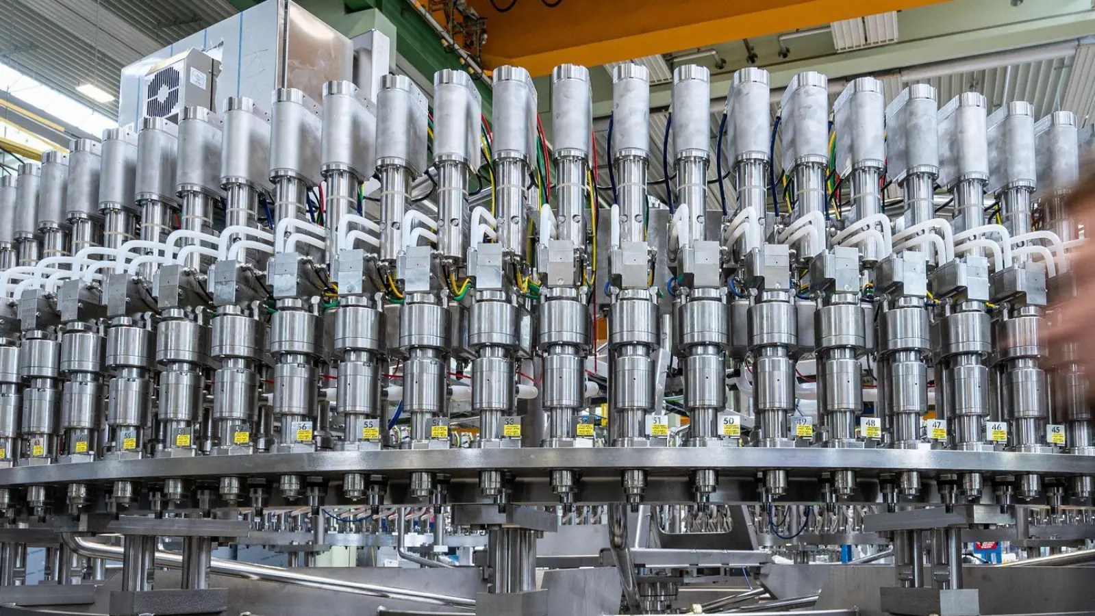 Die Zahl der Beschäftigten in der Metall- und Elektroindustrie ist erneut deutlich zurückgegangen. (Archivbild) (Foto: Armin Weigel/dpa)