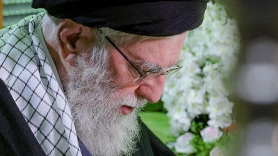 „Das iranische Volk wird jemandem, der angreift oder Schaden zufügt, einen harten Schlag versetzen“, kündigt Ajatollah Ali Chamenei an. (Foto: Uncredited/Office of the Iranian Supreme Leader/AP/dpa)