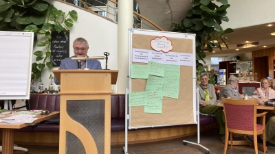Bruder Manfred Riedl, Seniorenbeauftragter des Gemeinderats Neuendettelsau, führte durch die Abschlussveranstaltung, fasste die Impulse zusammen und dokumentierte Ideen, Wünsche sowie Perspektiven rund um das Thema „Demenz“.  (Foto: Christiane Schuh)