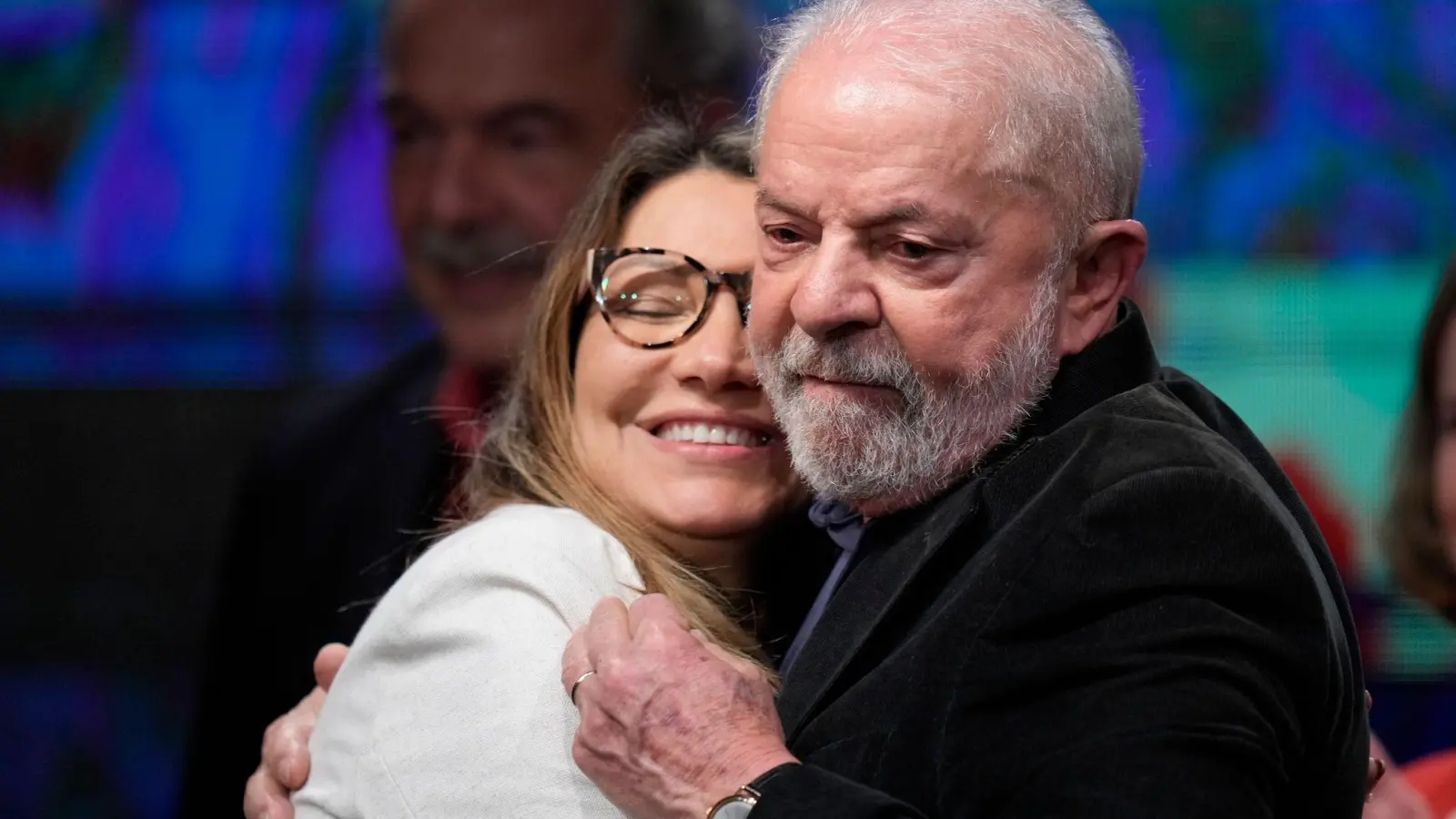 Luiz Inacio Lula da Silva umarmt seine Frau Rosangela. (Foto: Andre Penner/AP/dpa)
