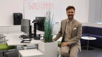 Dr. Florian Diener im Co-Working-Raum, in den sich Gründerinnen, Gründer, Angestellte und Selbstständige einmieten können. (Foto: Clarissa Kleinschrot)