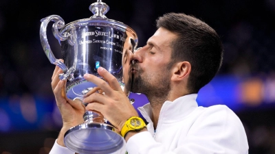 Novak Djokovic küsst die US-Open-Trophäe. (Foto: Manu Fernandez/AP/dpa)