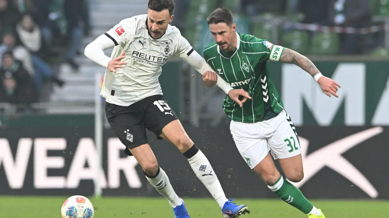 Borussias zehnmaliger Torschütze Haris Tabakovic (links) hat zuletzt binnen fünf Bundesligaspielen nur einmal getroffen (Archivbild). (Foto: Carmen Jaspersen/dpa)