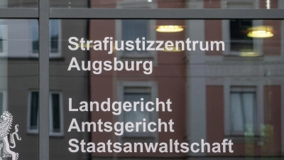 Ein Jugendlicher muss sich wegen eines rassistisch motivierten Mordversuchs vor dem Augsburger Landgericht verantworten. (Symbolbild) (Foto: Stefan Puchner/dpa)