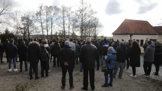 Hunderte Menschen trauern in Illerkirchberg um das getötete Mädchen. (Foto: Ralf Zwiebler/dpa)