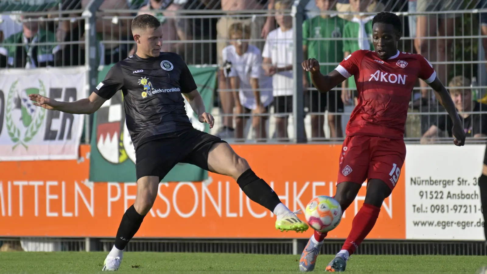 „Die Gegenspieler hatten schon ein anderes Level“, sagt SpVgg-Außenverteidiger Riko Manz (links). Der Würzburger Benjika Caciel (rechts) gehört dazu. (Foto: Martin Rügner)