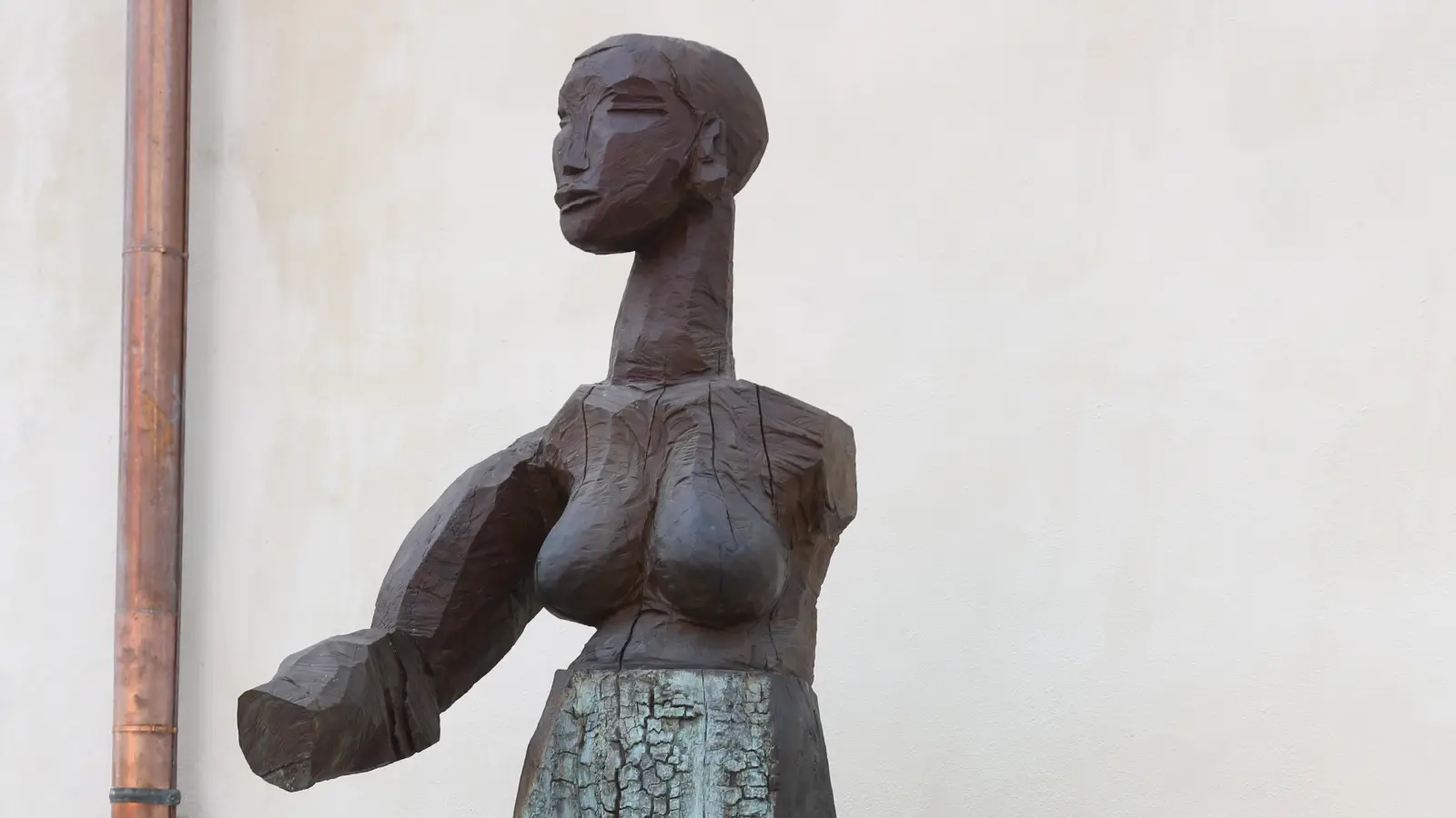 Zunächst begegnet der Besucher „Ceres“, einer rund 2,5 Meter hohen Figur, die kurz hinter dem Torbogen steht. Eine Skulptur, die in ihrer würdevollen Eleganz heraussticht. Die mehr an eine afrikanische Königin erinnert denn an die römische Göttin des Ackerbaus, der Fruchtbarkeit, der Gesetzgebung.  (Foto: Martina Kramer)