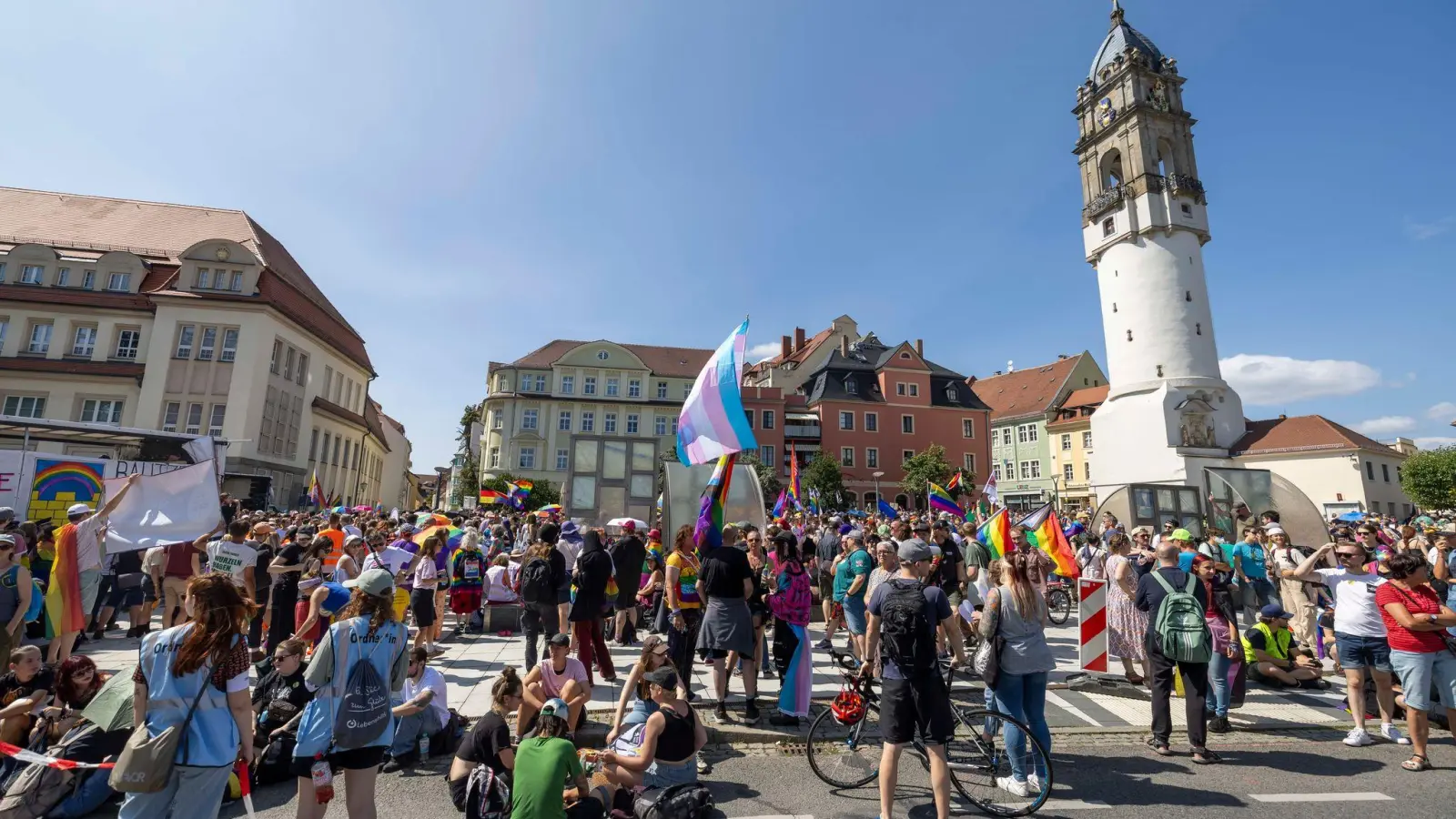 Beim Christopher Street Day in Bautzen wurde unter dem Motto „Die Würde des Menschen ist unantastbar“ gefeiert. (Foto: Daniel Wagner/dpa)