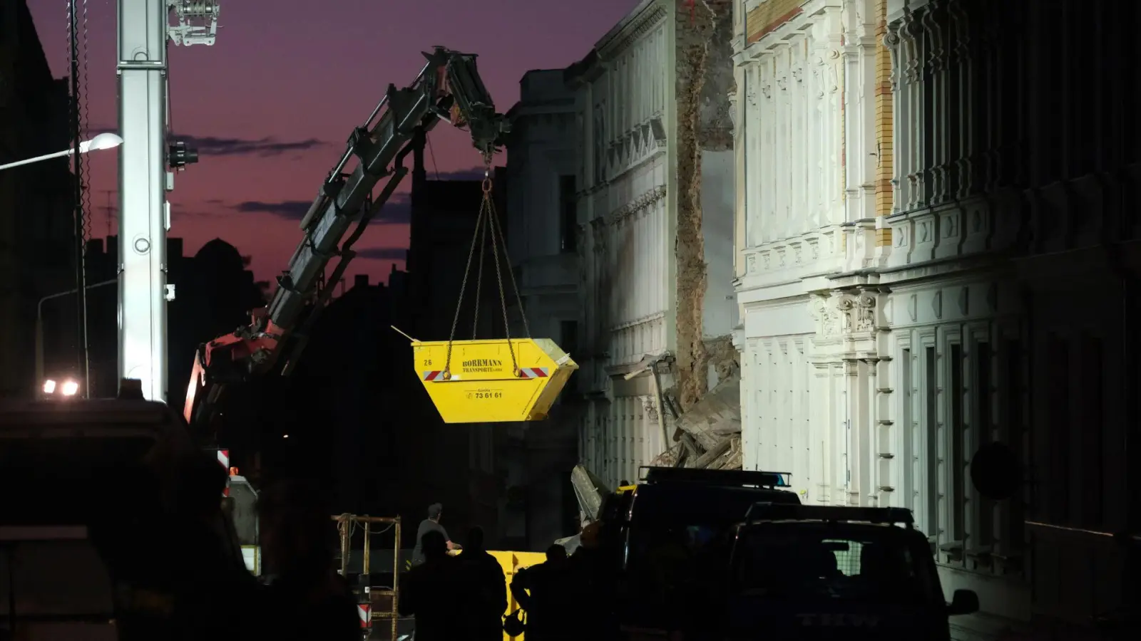 Bis in die Nacht hinein wurde nach den Vermissten gesucht. (Foto: Sebastian Willnow/dpa)