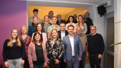 Mit Bürgermeisterkandidat Sebastian Buhl (vordere Reihe, Dritter von rechts) starten die Freien Wähler Heilsbronn in den Wahlkampf. (Foto: Florian Schwab)