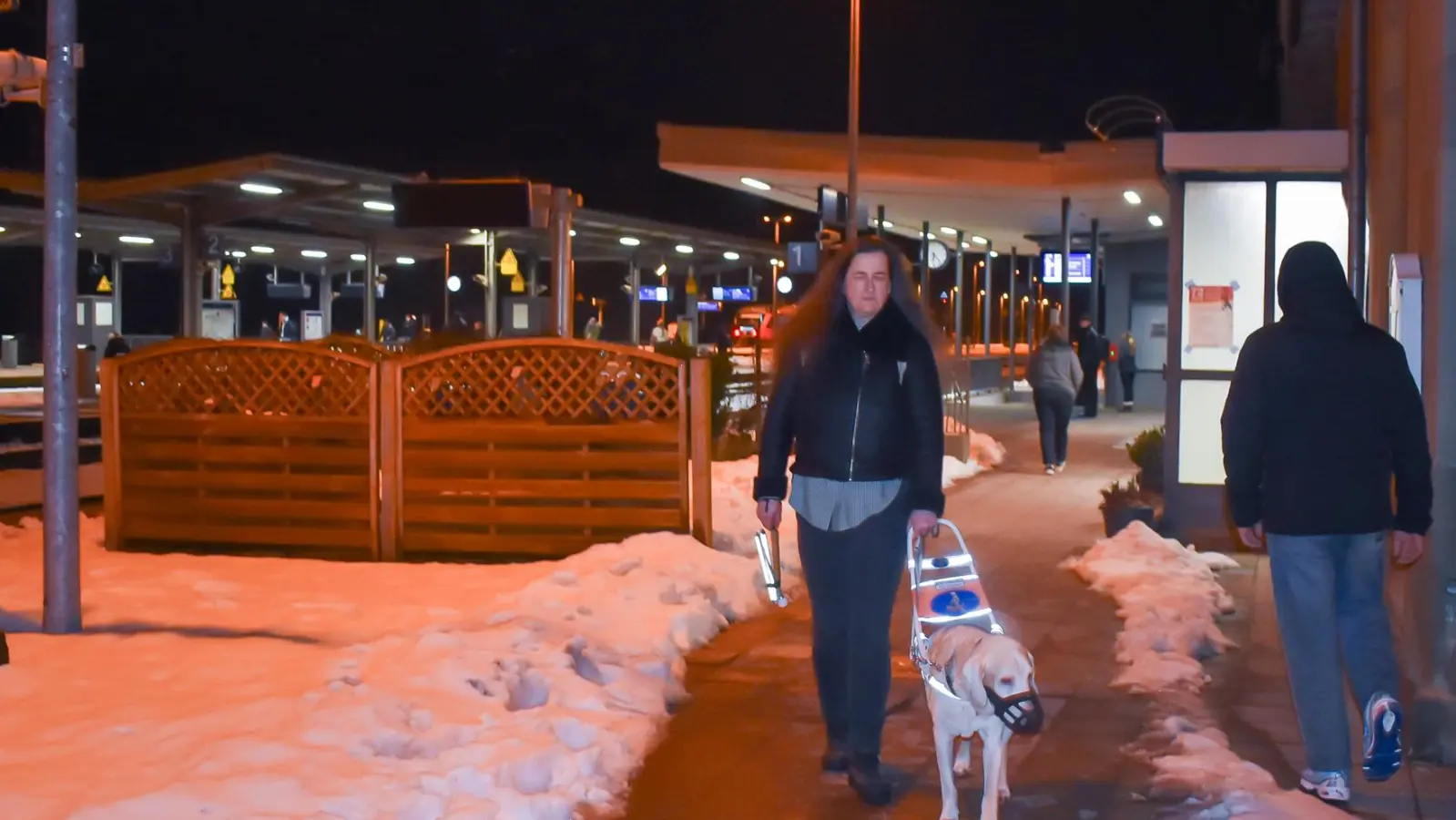 Andrea Conner und ihr Blindenführhund Timmi benutzen auch öffentliche Verkehrsmittel. (Foto: Ute Niephaus)