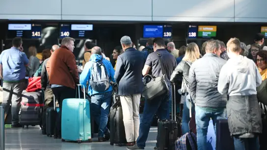 Die Passagierzahlen im Flugverkehr haben wieder zugenommen. (Foto: Malte Krudewig/Malte Krudewig/Dpa/dpa)
