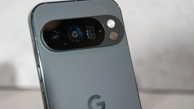 Pixel-Smartphones als Desktop-PC: Mit dem neuen Desktop-Modus können Nutzer ihr Pixel 8 oder neuer per USB-C-Kabel an einen Monitor anschließen und eine PC-ähnliche Oberfläche nutzen. (Foto: Andrej Sokolow/dpa)