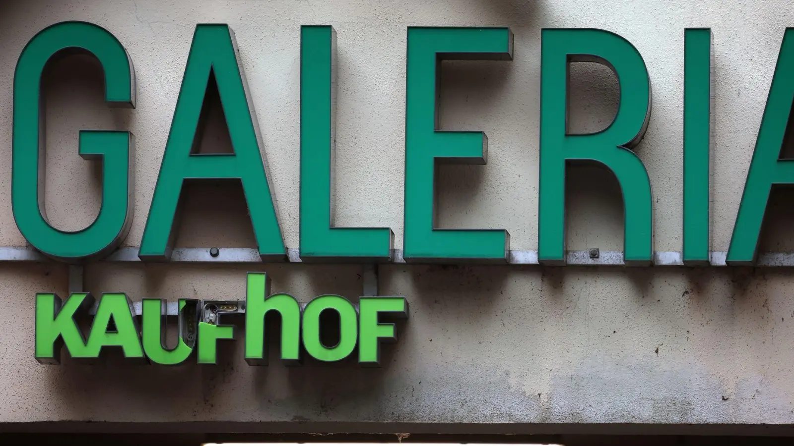 An einigen Galeria-Filialen, wie hier in Würzburg, hängt noch ein Kaufhof-Schriftzug. (Foto: Karl-Josef Hildenbrand/dpa)