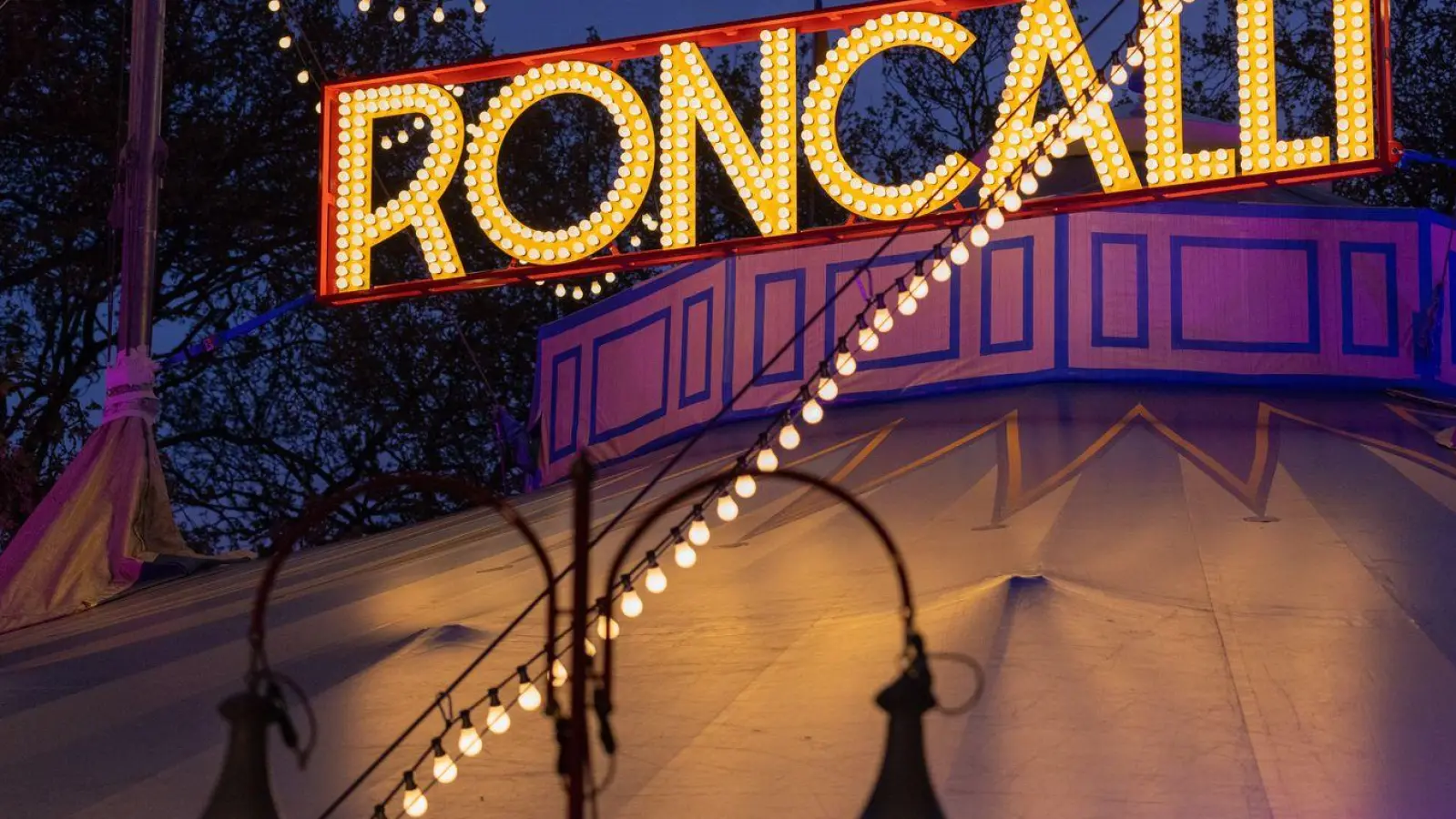 Seine Welturaufführung hatte der Circus Roncalli 18. Mai 1976 in Bonn.  (Foto: Rolf Vennenbernd/dpa)