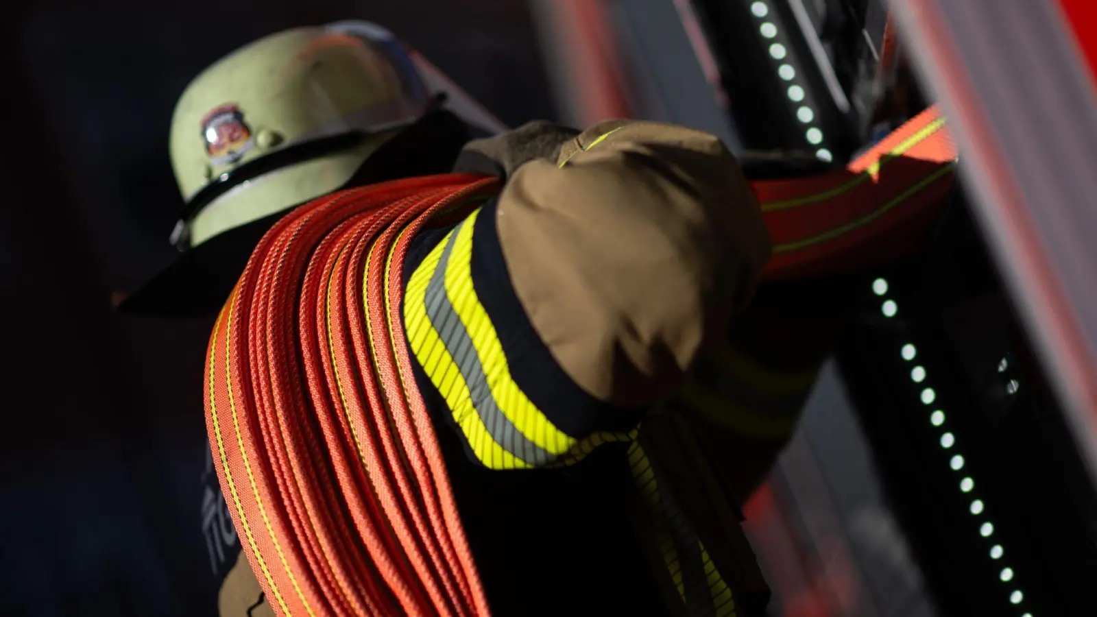 Feuerwehrleute löschen einen Brand mehrerer Reihenhäuser. (Symbolbild) (Foto: Marijan Murat/dpa)